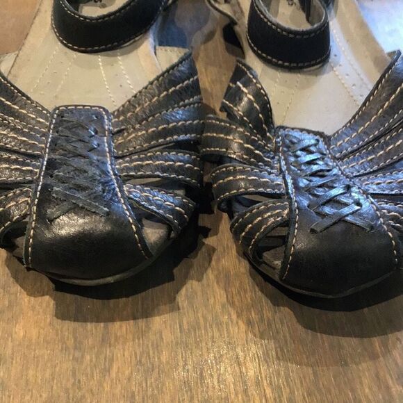 Sandals “remember” by bear trap size 6 1/2 - Picture 3 of 6